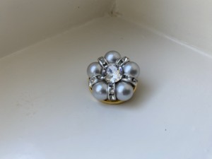 Broche / plastron speld grijs